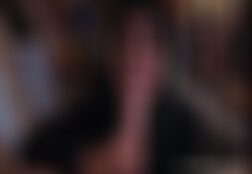 Chica traviesa mostrando su coño afeitado en el porno