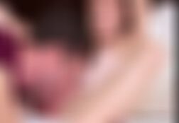 Pitbul dejando mujer madura en sus piernas