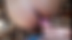 Mujer desnuda en vídeo con perro en su regazo